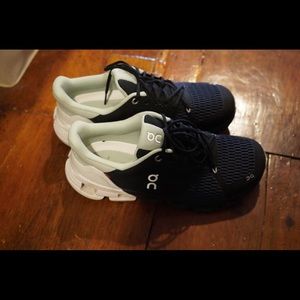 ON Cloud Flyer Sneakers, Sz 8- Excellent!